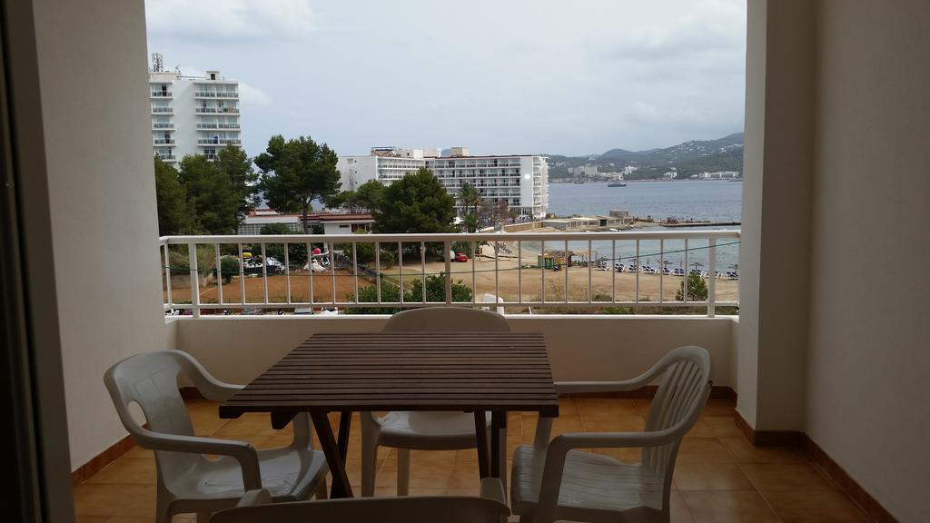 Apartamentos Vista Al Puerto Sant Antoni de Portmany Oda fotoğraf