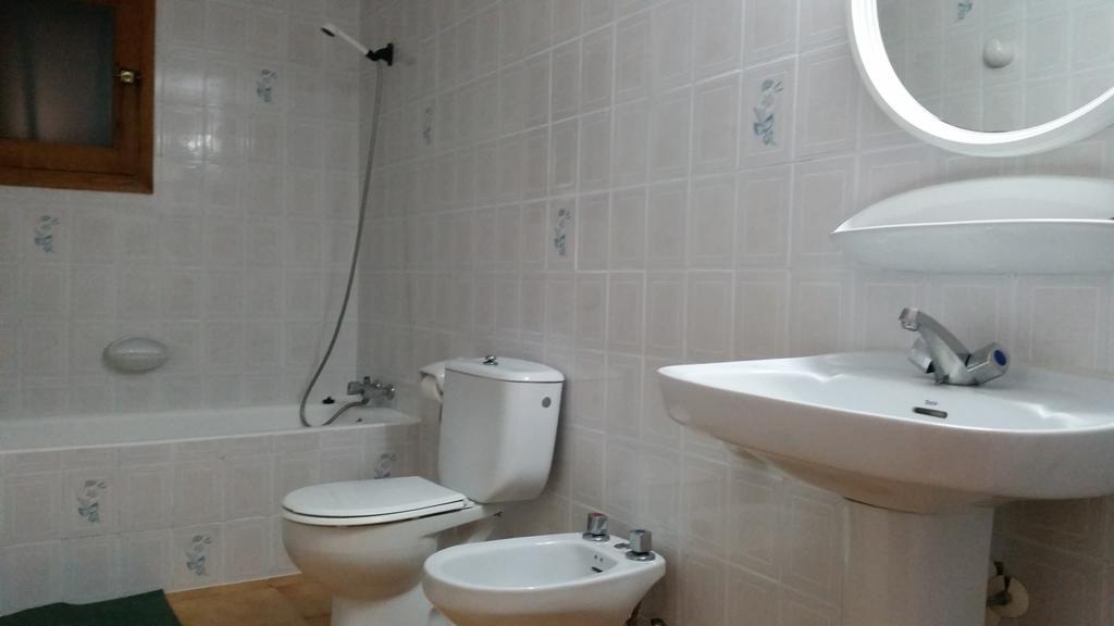 Apartamentos Vista Al Puerto Sant Antoni de Portmany Oda fotoğraf