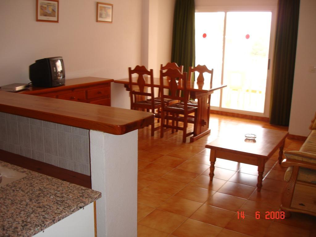 Apartamentos Vista Al Puerto Sant Antoni de Portmany Oda fotoğraf