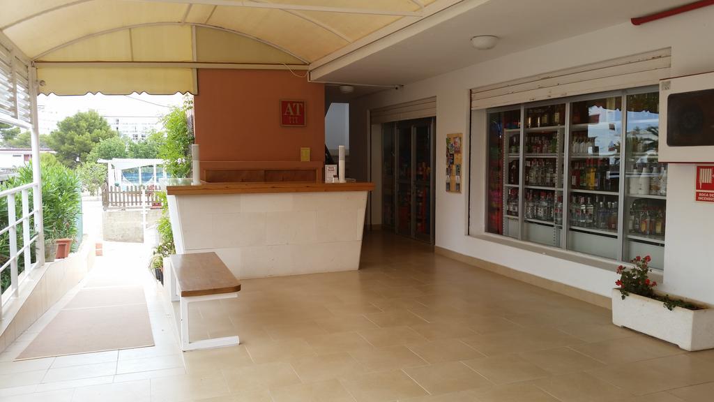 Apartamentos Vista Al Puerto Sant Antoni de Portmany Oda fotoğraf