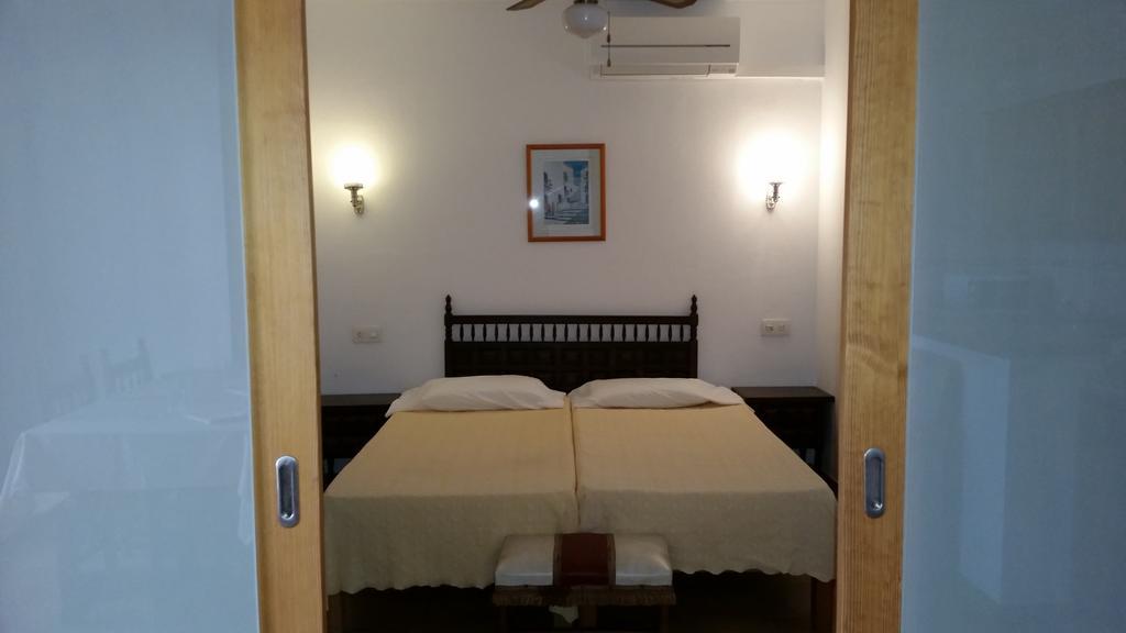 Apartamentos Vista Al Puerto Sant Antoni de Portmany Oda fotoğraf