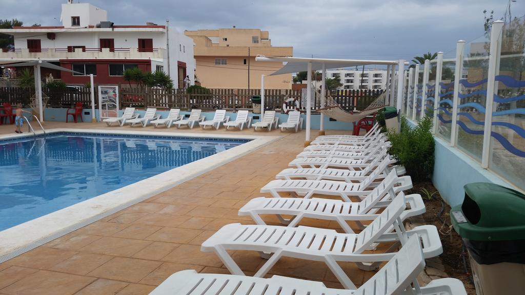 Apartamentos Vista Al Puerto Sant Antoni de Portmany Oda fotoğraf