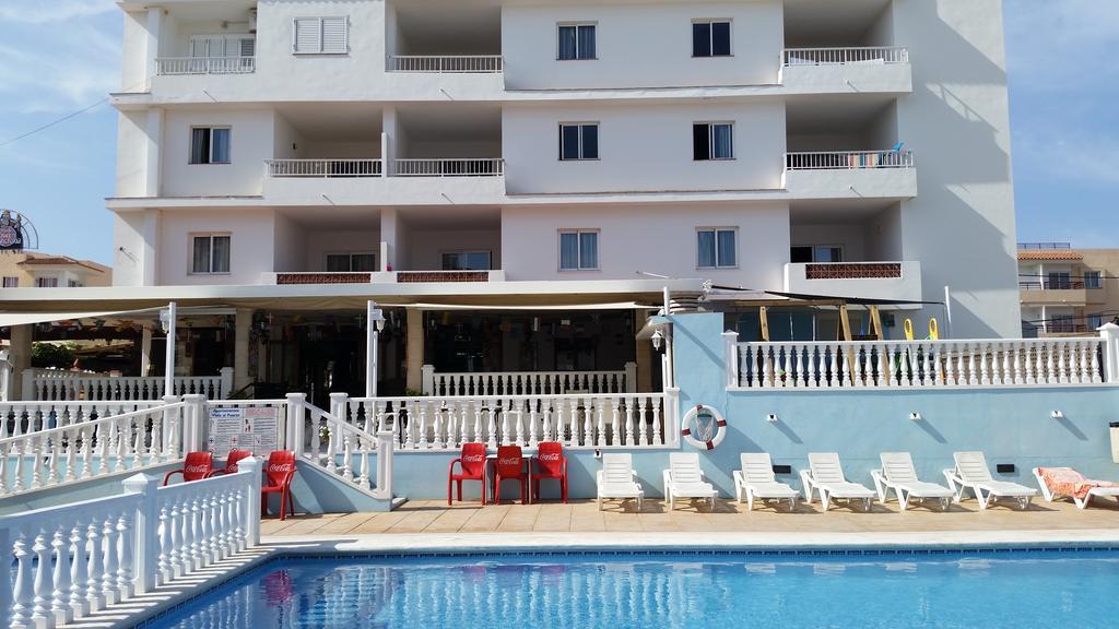 Apartamentos Vista Al Puerto Sant Antoni de Portmany Oda fotoğraf