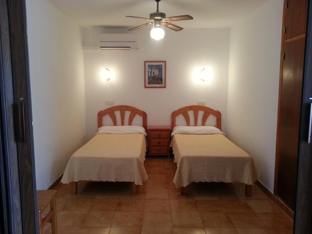 Apartamentos Vista Al Puerto Sant Antoni de Portmany Oda fotoğraf